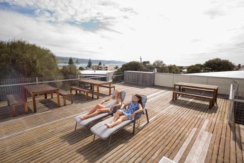 ระเบียง/ชานเรือน, วายเอชเอ อพอลโล เบย์ (YHA Apollo BAY) in เกรทโอเชียนโร้ด อะพอลโล เบย์