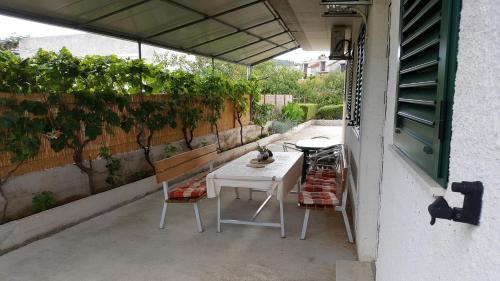 Apartments by the sea Slatine Ciovo - 4844 