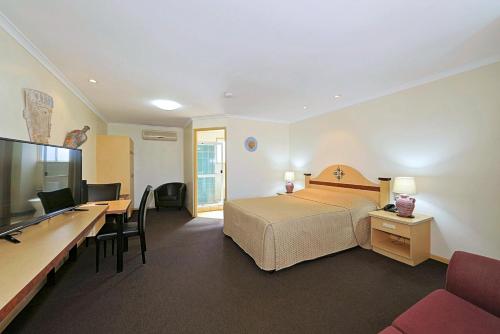 Villa Mirasol Motor Inn Villa Mirasol Motor Inn is a popular choice amongst travelers in Bundaberg, whether exploring or just passing through. The property offers a wide range of amenities and perks to ensure you have a grea