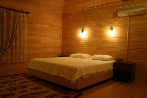 1 queen bed, 2 bunk beds