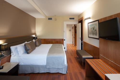 Superior Double or Twin Room image 8