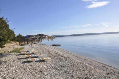  Apartment on the beach, Pension in Koilás bei Paralía Iríon