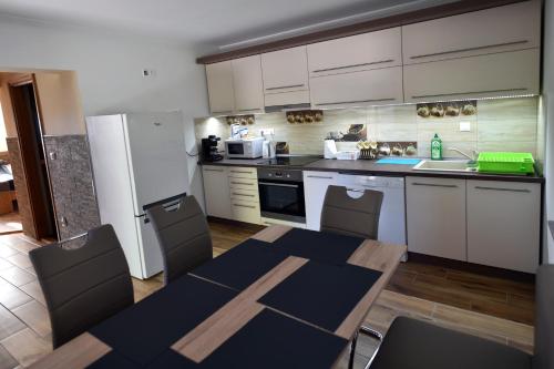 ห้องครัว, Sirály Apartman (Siraly Apartman) in ฮอยดูนานาช