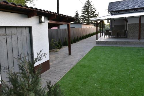 สวน, Sirály Apartman (Siraly Apartman) in ฮอยดูนานาช