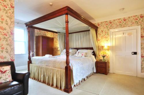 Double Room with Large King Four Poster Bed