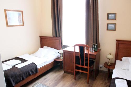 Twin Room image 8
