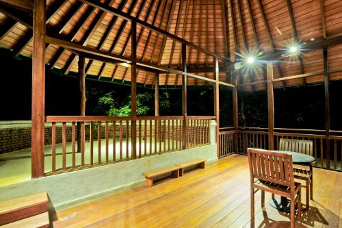 발코니/테라스, 그랜드 우다왈라위 사파리 리조트 (Grand Udawalawe Safari Resort) in 우다왈라위