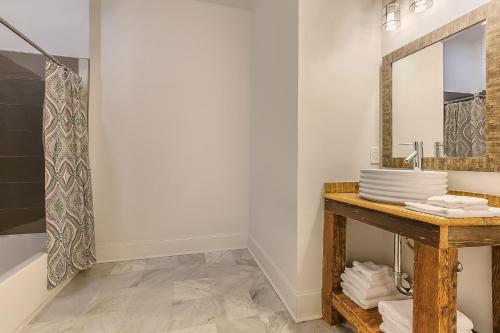 Luxury Loft-Style 3BR Townhouse by Hosteeva - main image