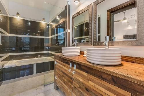 Luxury Loft-Style 3BR Townhouse by Hosteeva - image 3