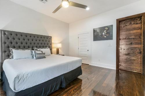 Luxury Loft-Style 3BR Townhouse by Hosteeva - image 4