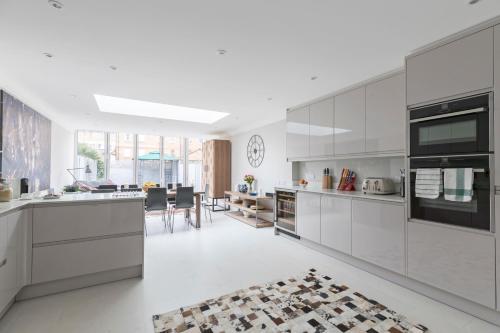 Gorgeous 5br Home With Garden And Parking In Battersea, Parsons Green, London