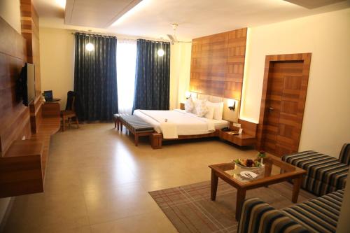 Deluxe King Room image 6
