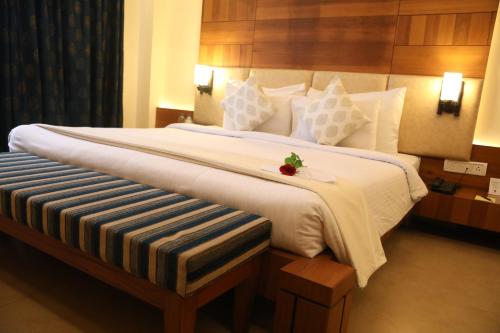 Deluxe King Room room in Hotel Kanha’s Palm Springs