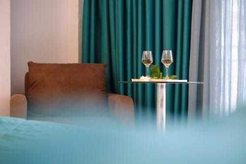 Romantic Palace Beach Apartments - Tap to explore photos