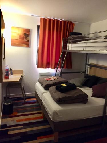 1 queen bed, 1 bunk bed
