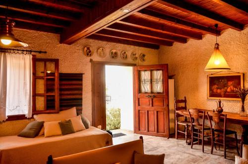  Traditional two floor cottage with garden in Áno Kremmídhia