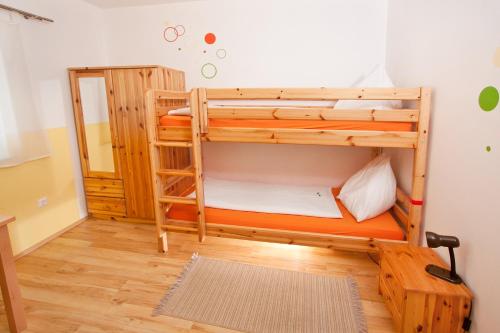 1 queen bed, 1 sofa bed