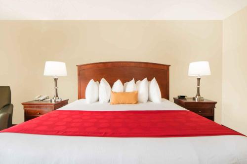 Ramada by Wyndham Enid - image 6