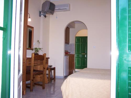 Perros Hotel - image 6