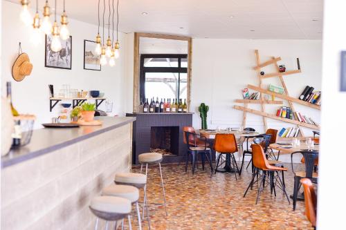 Single Fin Hotel & Lodge - image 2