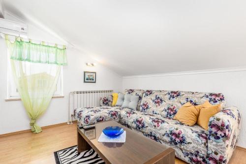 Two-Bedroom Apartment with Balcony and Sea View room in Family-friendly apartments with swimming pool Rijeka - 14294