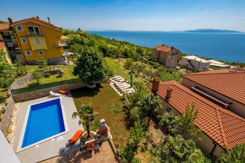 Two-Bedroom Apartment with Balcony and Sea View image 1