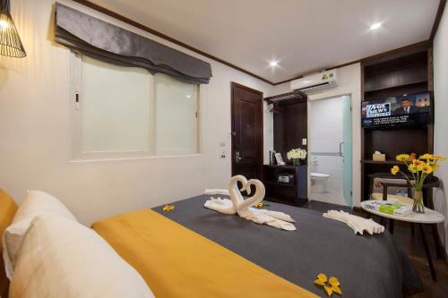 room detail thumbnail 1