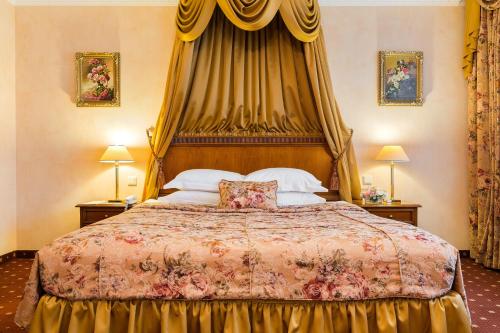 Grand Hotel Emerald - image 2