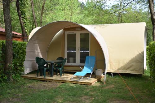 Skats, Camping des Drouilhèdes (Camping des Drouilhedes) in Peyremale