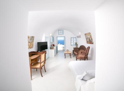 Deluxe Suite with Sunset View image 8