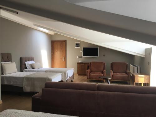 The Elegant Hotel - main image