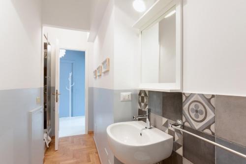 Rome As You Feel - Pellegrino Luxury Apartment with Balcony, Roma (foto 5)