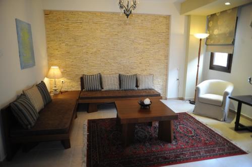 1 queen bed, 2 sofa beds