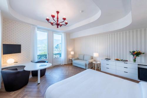 2 twin beds, 1 sofa bed