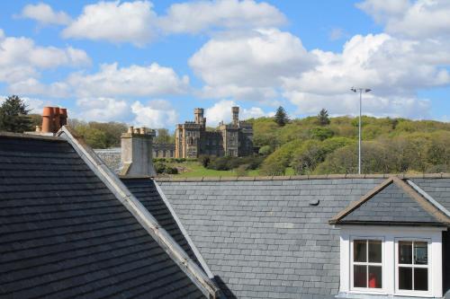 Цікаві місця поруч, No10 Stornoway Town Centre in Сторновей
