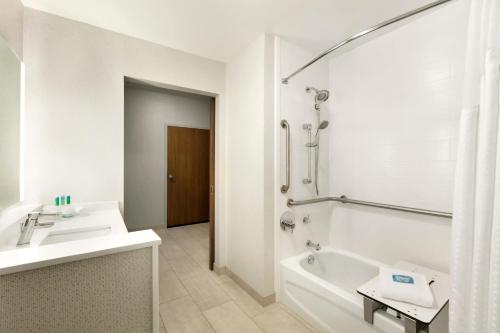Holiday Inn Express & Suites Salisbury, an IHG Hotel in Salisbury, USA
