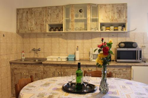 Apartments Suzi - parking - image 3