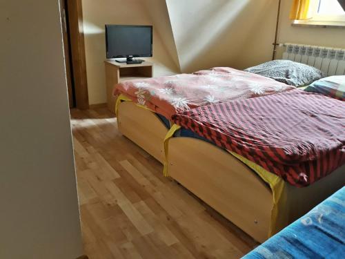 3 twin beds