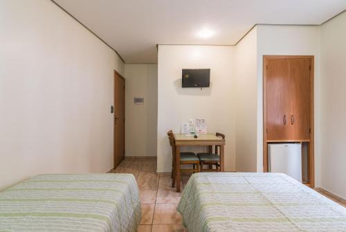 Standard Twin Room image 9