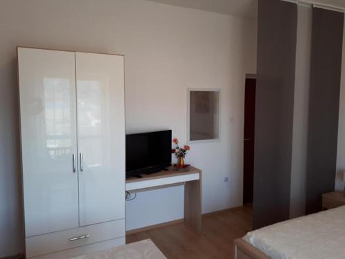 Apartments and rooms with parking space Pag - 13060 - image 3