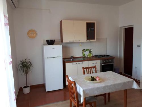 Apartments and rooms with parking space Pag - 13060