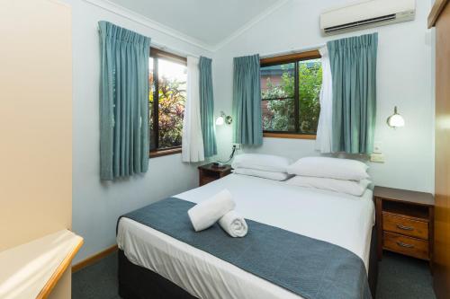 Cairns Coconut Holiday Resort Set in a prime location of Cairns, Cairns Coconut Holiday Resort puts everything the city has to offer just outside your doorstep. Both business travelers and tourists can enjoy the propertys facilit