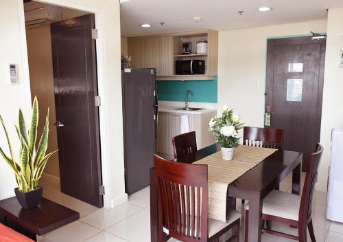 Deluxe One-Bedroom Suite image 7