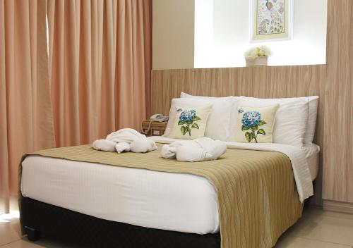Deluxe One-Bedroom Suite image 9