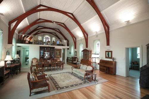 Koplietošanas atpūtas telpa ar TV, A Tassie Church in Kempton