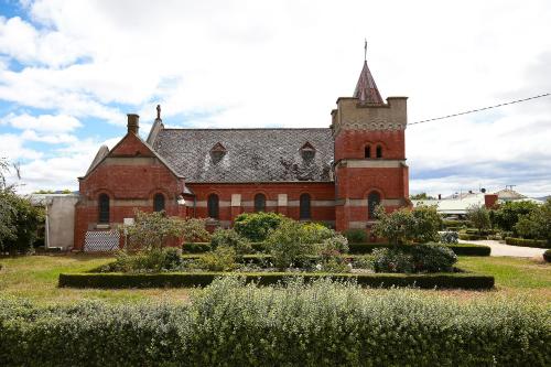Dārzs, A Tassie Church in Kempton