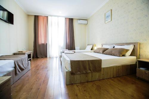 1 double bed, 2 twin beds