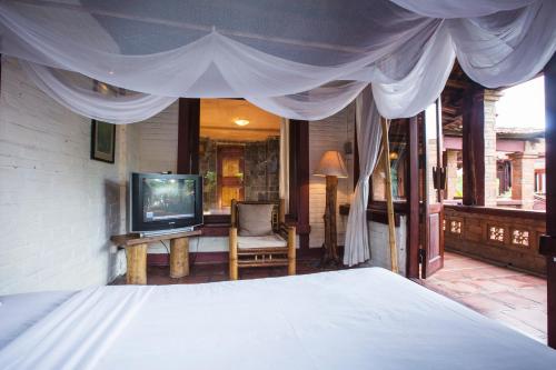 1 queen bed, 1 twin bed
