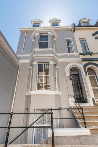 NEW LUXURY for 2022 - Central Plymouth House - Sleeps 10 - Access to Plymouth Hoe - Close to The Barbican - Pets welcome - By Luxe Living