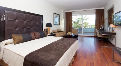 1 queen bed, 1 twin bed